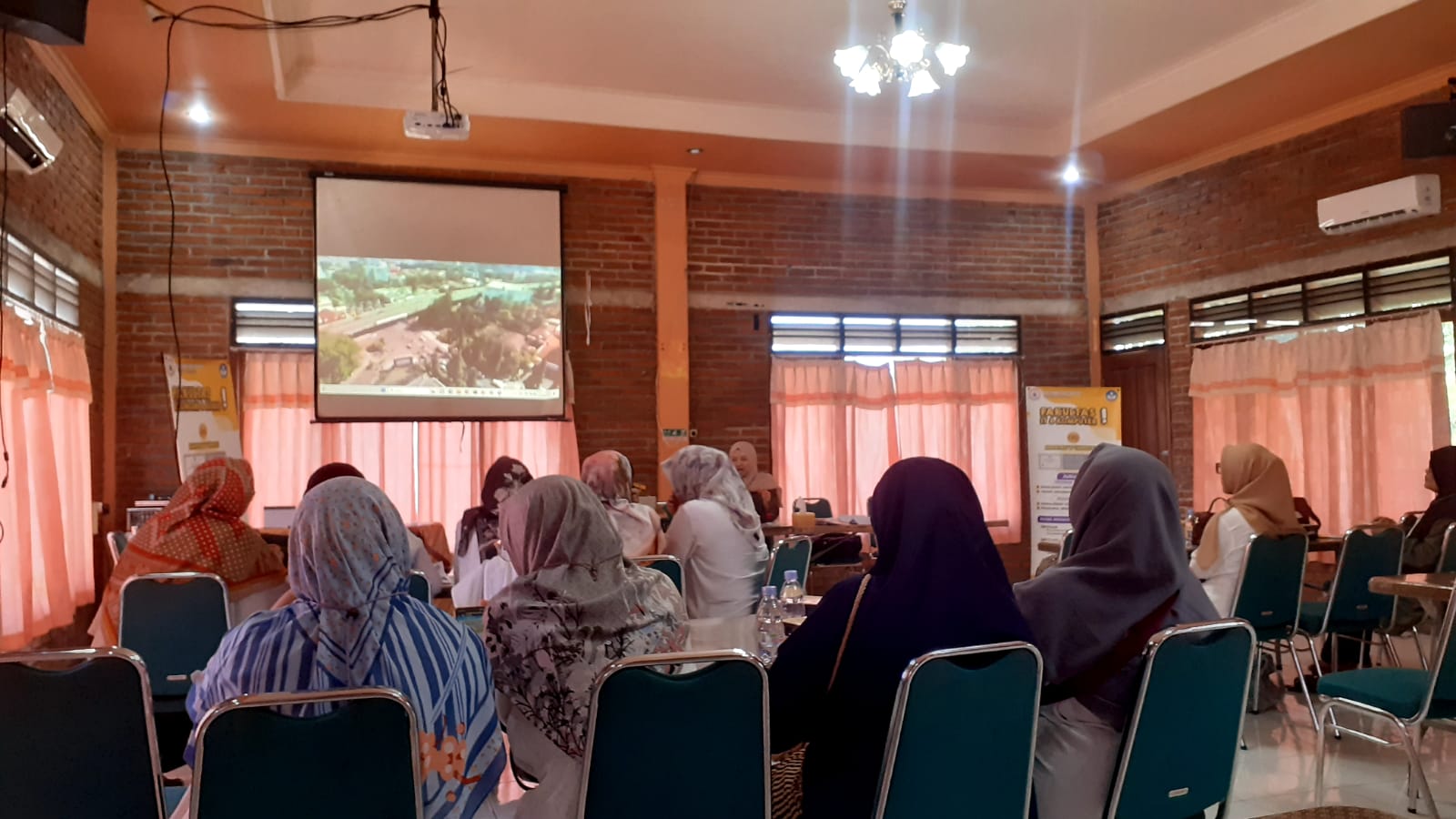 Sosialisasi Kampus Akbid Isma Husada Cirebon yang diikutii oleh seluruh guru BK di Kota Cirebon