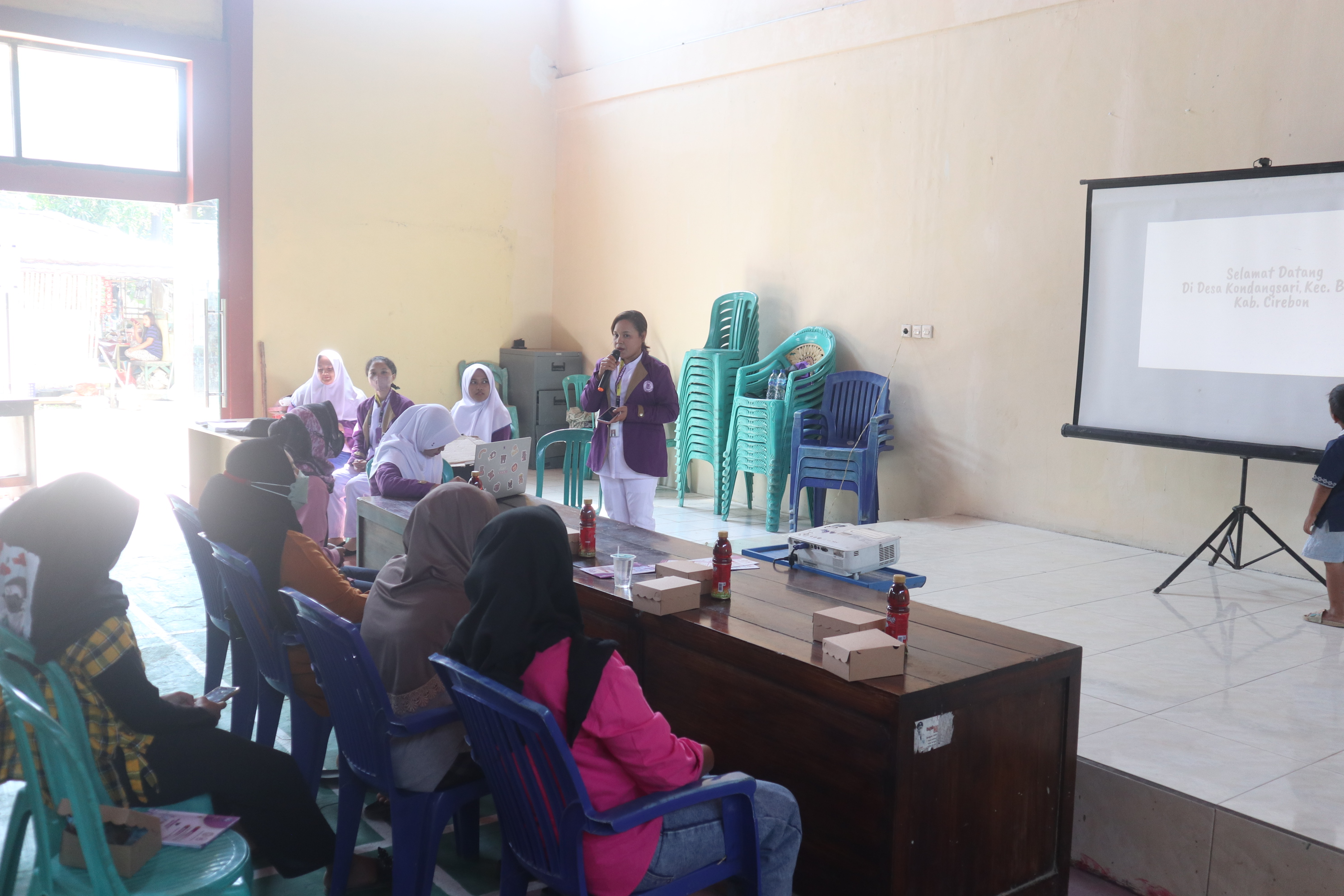 Sosialisasi Kegiatan PKMD Akbid Isma Husada Cirebon Bersama Perwakilan RT di Desa Kondangsari Beber