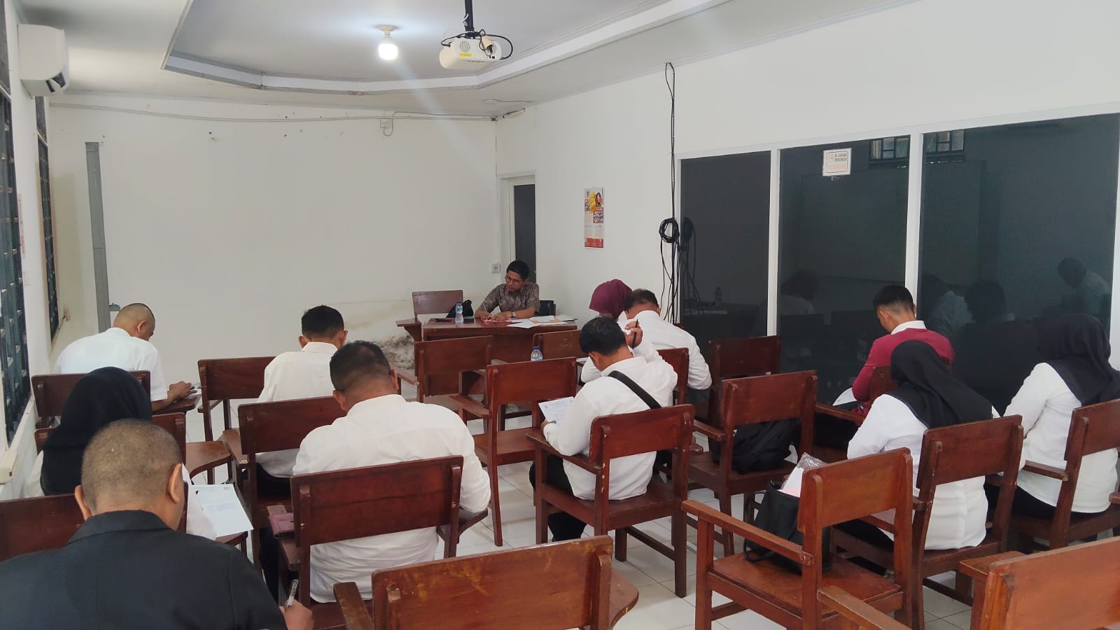 Pelaksanaan Ujian Tengah Semester Kuliah Karyawan STISIP Imam Bonjol Padang
