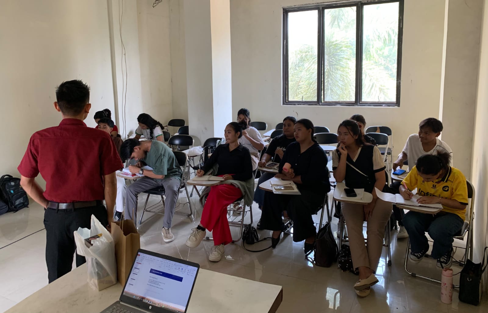 Kelas belajar yang nyaman di Universitas Nusantara Manado
